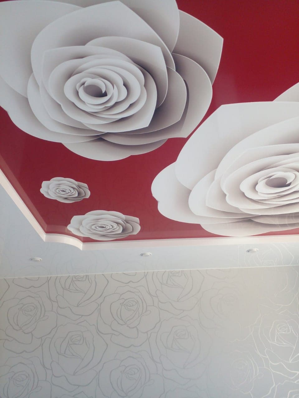 Натяжной потолок с фотопечатью. Белые цветы на красном фоне.